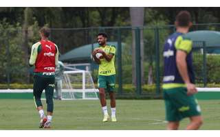 Matheus Fernandes durante treino: com Covid-19, jogador está afastado (Foto: Cesar Grecco/Palmeiras)