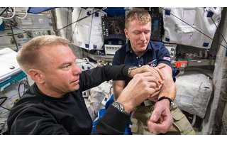 Astronauta britânico Tim Peake tirando amostra de sangue para ser estudado