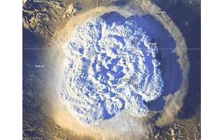 Imagem de satélite mostra erupção de vulcão submarino em Tonga