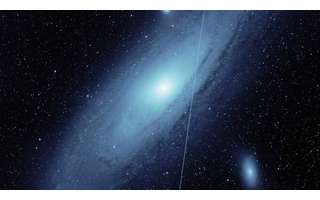 Galáxia de Andrômeda, capturada pelo Zwicky Transient Facility (ZTF) em 19/05/2021; o rastro luminoso foi deixado por satélite da Starlink. A foto completa (clique para ver) mostra apenas 1/16 do campo de visão total do ZTF (