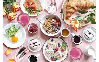 1. Toalha cor de rosa para decoração de mesa posta para café da manha – Foto: Pixabay