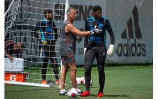 Paulo Grilo com o goleiro Hugo Souza (Foto: Alexandre Vidal / Flamengo)