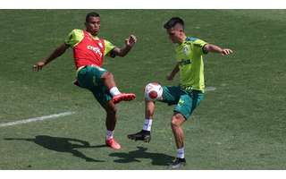 Atuesta (sem colete) disputa bola com Gabriel Veron em treino nesta sexta do Verdão (Foto: Cesar Grecco/Palmeiras)