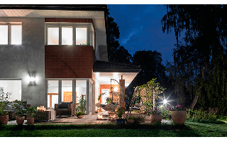 1. Luminária externa para casa com varanda e jardim – Foto cec