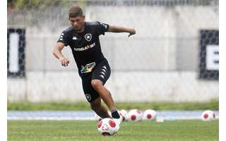Erison foi apresentado na última sexta-feira (21) (Vitor Silva / Divulgação / Botafogo)