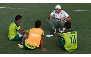 Abel Ferreira conversa com jogadores do Palmeiras durante treino da tarde desta terça (Foto: Cesar Greco/Palmeiras)