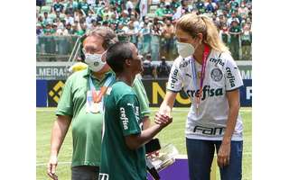 Leila cumprimenta Endrick, a principal joia da base palmeirense e destaque do título (Foto: Fabio Menotti/Palmeiras)