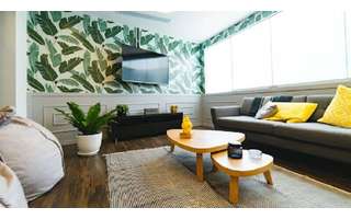 1. Decoração de sala de estar com papel de parede de folhagens – Foto: habitíssimo