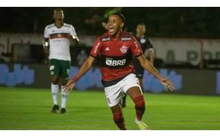 Lázaro celebra um dos gols marcados contra a Portuguesa (Foto: Alexandre Vidal / Flamengo)