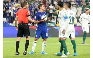 Azpilicueta atraiu a atenção dos jogadores do Palmeiras antes de cobrança de pênalti de Havertz (KARIM SAHIB / AFP)