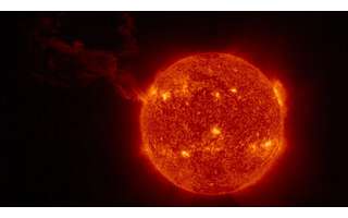 "Esta imagem é absolutamente espetacular porque mostra material solar literalmente saindo do Sol a distâncias de vários raios solares, mantendo sua continuidade", destaca o físico solar José Carlos del Toro Iniesta