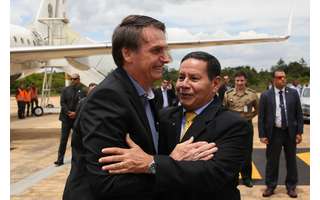 Presidente da República, Jair Bolsonaro cumprimenta o Vice-Presidente da República, Hamilton Mourão