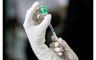 Funcionário da área da saúde extrai uma dose da vacina contra a Covid-19 da AstraZeneca, 29 de janeiro de 2021. REUTERS/Dinuka Liyanawatte