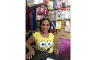 A loja em que Cristiana Lobo Costa trabalha raramente recebe pagamentos em dinheiro