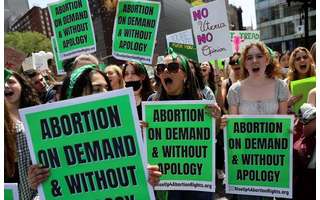 Estudantes fazem protesto a favor do aborto em Nova York