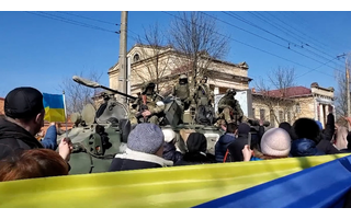 Ativistas pró-Ucrânia em frente a soldados russos durante uma manifestação em Kherson