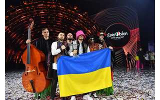 Kalush Orchestra com bandeira da Ucrânia após vitória no Eurovision