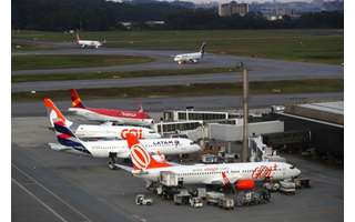 Aviões no aeroporto internacional de Guarulhos (SP)
16/04/2019
REUTERS/Amanda Perobelli