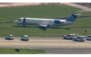 Avião com 16 a bordo derrapa e pousa fora da pista nos EUA