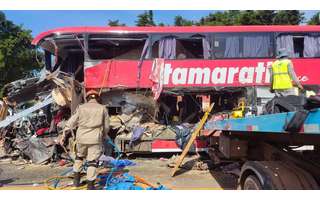 Acidente entre ônibus e carreta deixa mortos no MT
