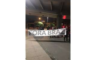 Uma das faixas contra a diretoria vistas no Maracanã (Foto: Matheus Dantas/LANCE!)