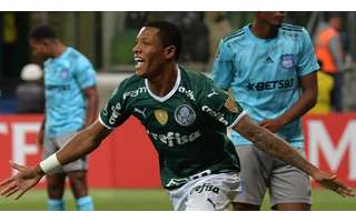 De novo ele! Danilo marca o gol da vitória do Palmeiras em cima do Emelec (Foto: NELSON ALMEIDA / AFP)