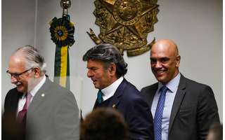 Edson Fachin, Luiz Fux e Alexandre de Moraes conversam durante cerimônia em Brasília