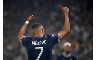 Mbappé marcou três vezes contra o Metz (Foto: ANNE-CHRISTINE POUJOULAT / AFP)