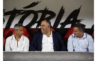 Paulo Sousa ao lado de Marcos Braz e Bruno Spindel (Foto: Gilvan de Souza/Flamengo)