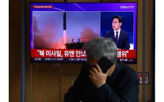 TV sul-coreana exibe noticiário sobre novo teste de míssil balístico da Coreia do Norte