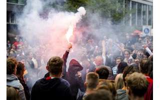 Festa da torcida do Feyenoord em Tirana, capital da Albânia, sede da final da Conference League (Foto: Robin van Lonkhuijsen / ANP / AFP)