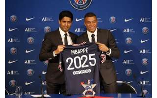 Mbappé assinou contrato com o PSG até 2025 (Foto: Divulgação/PSG/Twitter)