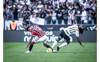  Diego Costa durante o jogo entre Corinthians e São Paulo realizado no domingo (22)