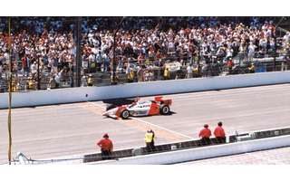 Helio cruza a linha de chegada e vence Indy 500 de 2002 