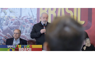 Homem tenta se aproximar do ex-presidente Lula durante evento em SP.
