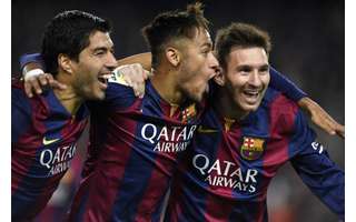 Suárez, Neymar e Messi comemoram gol do Barcelona (Foto: Lluis Gene/ AFP)