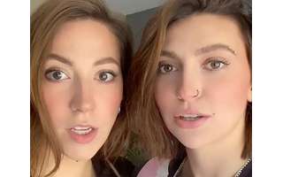Casal de namorada no Canadá descobrem que podem ser irmãs