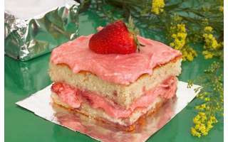 Guia da Cozinha - Sobremesa com iogurte de morango: prepare um delicioso bolo rosa