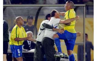 Felipão comemora a conquista do pentacampeonato da Seleção Brasileira (Foto: AFP)
