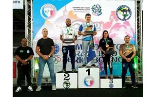 Capitulino Gomes levantou troféu do RJ no 31º Campeonato Brasileiro de Kickboxing (Foto: FKBERJ)