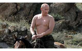 Vladimir Putin buscou projetar uma "imagem de masculinidade" com fotos como esta, em que ele aparece sem camisa montado em um cavalo em 2009