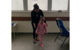 Um mês após ser baleada na cabeça, menina de quatro anos dá primeiros passos  