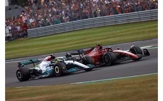 Lewis Hamilton e Charles Leclerc duelaram na parte final da corrida 