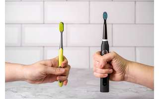 Escova de dente elétrica e manual
