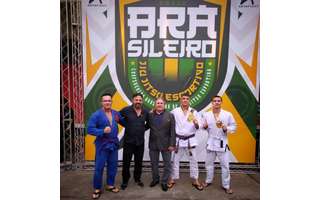 Paulo Cesar Venâncio (no centro), presidente da Federação de Jiu-Jitsu Esportivo do Estado de Mato Grosso, com Moisés Muradi à esquerda, presidente da CBJJE, e atletas (Foto Marcos Castro)