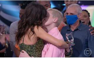 Vitória Strada beijou a namorada ao vivo no 'Domingão com Huck'