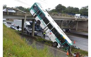 Acidente com ônibus na Br 324, em Salvador, BA, nesta segunda -feira, 19 Acidente com ônibus na Br 324, em Salvador, BA, nesta segunda -feira, 19