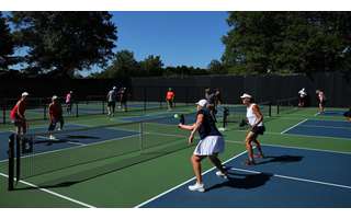 PICKLEBALL: CONHEÇA O ESPORTE COM RAQUETE QUE COMEÇA A CRESCER NO BRASIL 