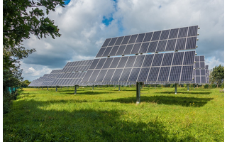Energia solar pode expandir rede de recarga de carros elétricos no Brasil