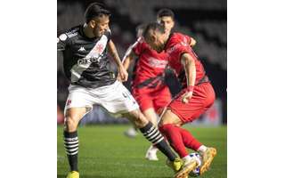 Vitor Roque contra Vasco.